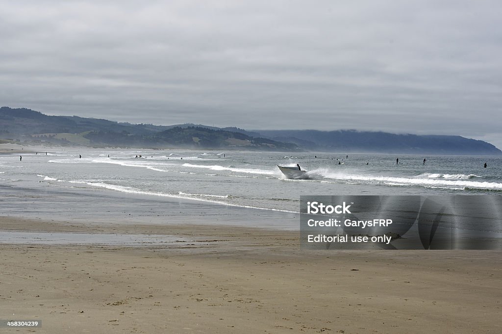 Dory лодке возвращение Surf Surfers Мыс Kiwanda Тихоокеанский Город Орегон - Стоковые фото Cape Kiwanda State Park роялти-фри