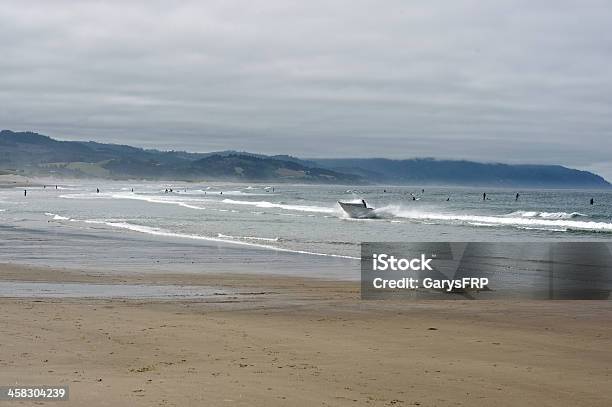 Dory Лодке Возвращение Surf Surfers Мыс Kiwanda Тихоокеанский Город Орегон — стоковые фотографии и другие картинки Cape Kiwanda State Park