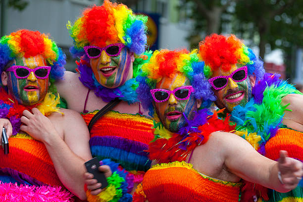 st cristopher street day parade na parte central de berlim - gay pride mardi gras carnival rainbow - fotografias e filmes do acervo