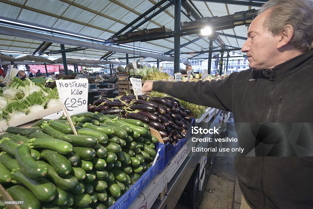 Puesto de mercado de frutas y verduras - Foto de stock de Aire libre libre de derechos