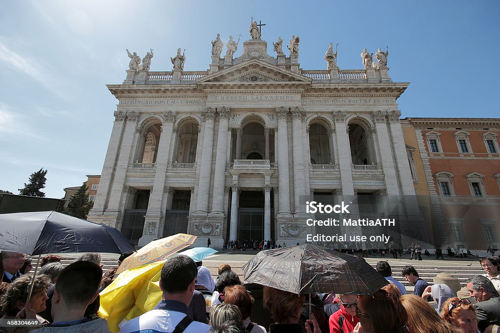 Personas durante la tramitación de papa francisco en St. John - Foto de stock de Basílica libre de derechos