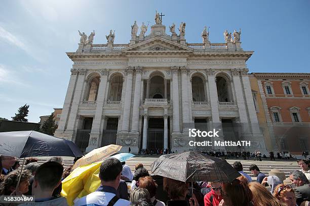 Personas Durante La Tramitación De Papa Francisco En St John Foto de stock y más banco de imágenes de Basílica