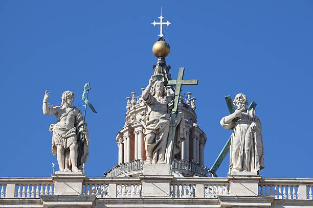 조각상 상단에 세인트 피터 대성당 퍼사드 - statue architecture st peters basilica vatican 뉴스 사진 이미지