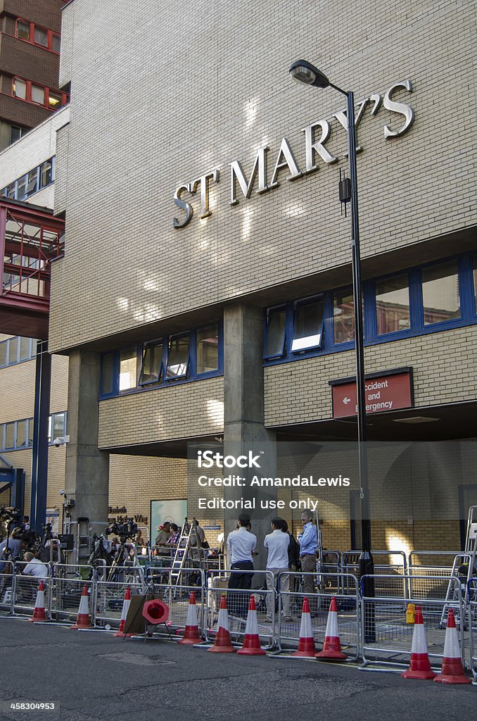 Reporterzy w St Mary's Hospital, Londyn - Zbiór zdjęć royalty-free (Antycypacja)