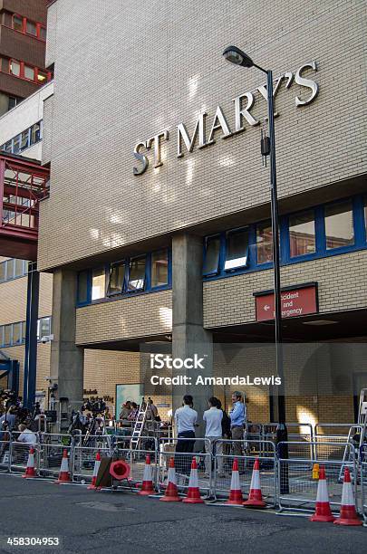 Reporterzy W St Marys Hospital Londyn - zdjęcia stockowe i więcej obrazów Antycypacja - Antycypacja, Budynek z zewnątrz, Ciekawość