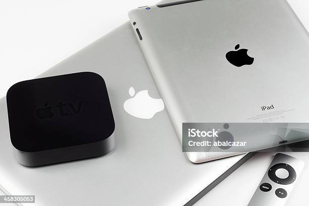 Apple Tv Z Ipada - zdjęcia stockowe i więcej obrazów Tablet - Tablet, iPad, Aluminium