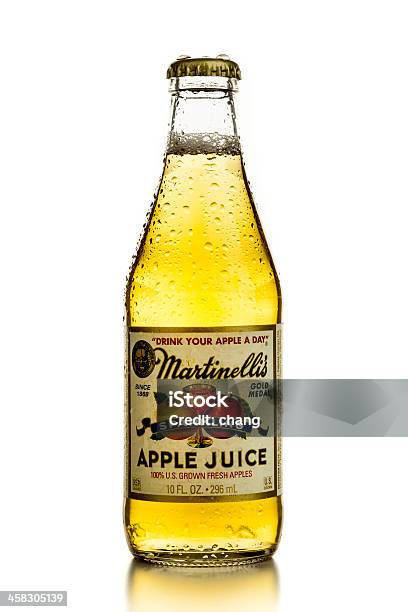 Martinelli Di Bollicine Succo Di Mela - Fotografie stock e altre immagini di Bibita - Bibita, Bibita gassata, Bicchiere