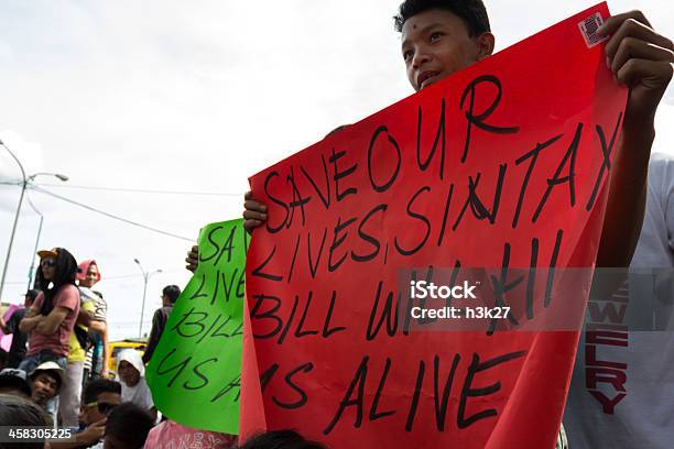 Jovem Asiático Protester - Fotografias de stock e mais imagens de Câmara dos Representantes - Câmara dos Representantes, Em Frente de, Emprego e trabalho