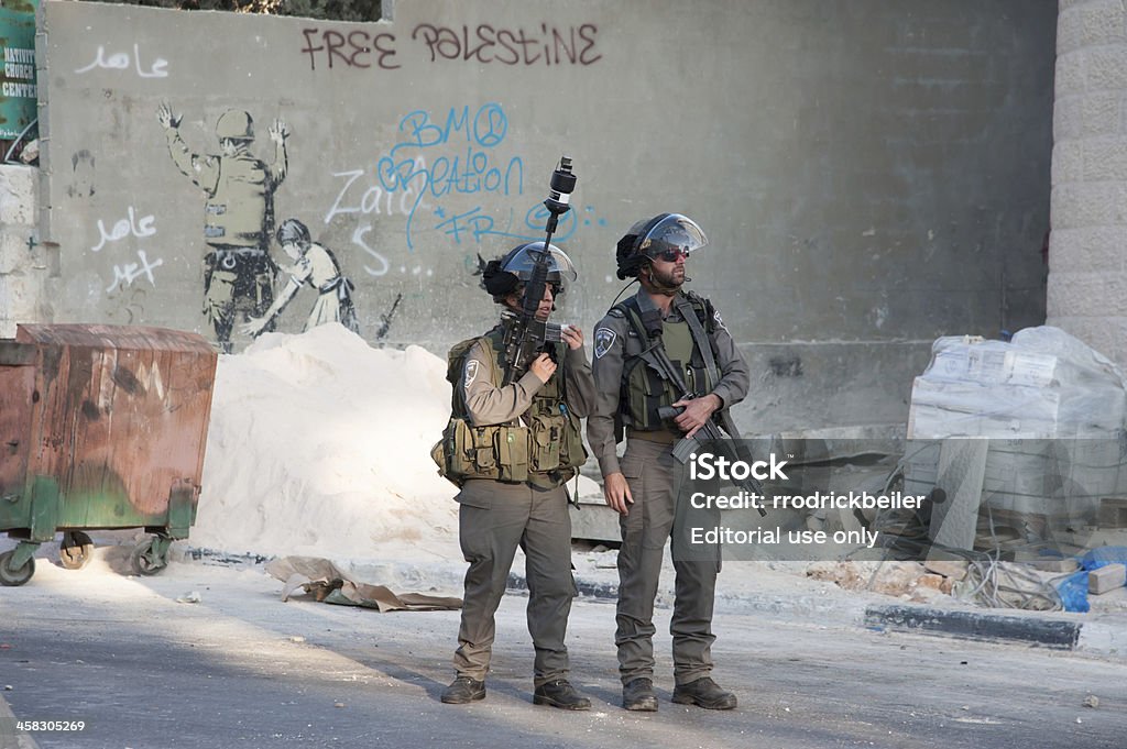 Orilla oeste de ocupación militar israelí y Banksy mural - Foto de stock de Banksy libre de derechos