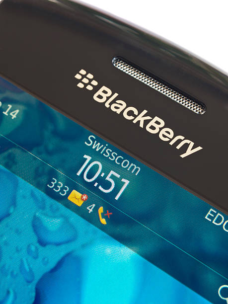 отображение пропуска звонки и непрочитанные сообщений на телефоне blackberry - swisscom стоковые фото и изображения