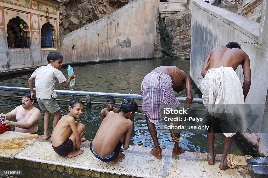 Человек, купающийся в священный храм обезьяны воды цистернах. - Стоковые фото Архитектура роялти-фри
