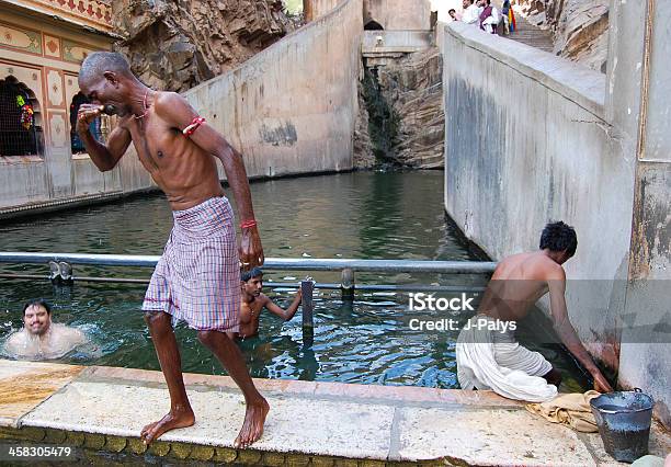 Hombres Bañándose En Sagrado Agua De Galtaji Temple Foto de stock y más banco de imágenes de Adulto