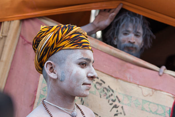 zwei jungen sadhus im shelter camp im kumbh mela - indian ethnicity sadhu india pilgrim stock-fotos und bilder