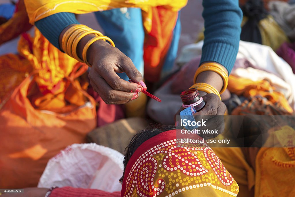 Pintura da bindi no rosto de mulher depois do banho em Ganges - Foto de stock de Adulto royalty-free