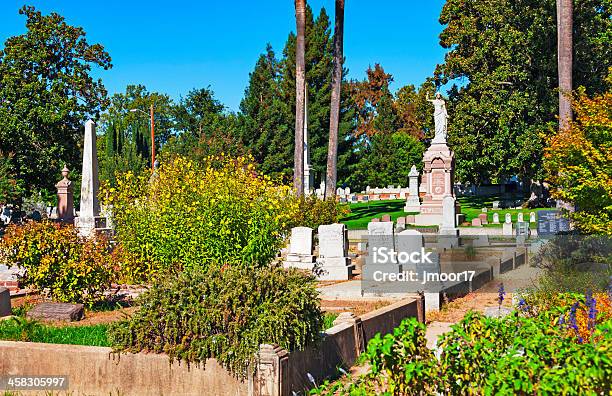 古い街の墓地の眺め - サクラメントのストックフォトや画像を多数ご用意 - サクラメント, アイデンティティー, アウトフォーカス
