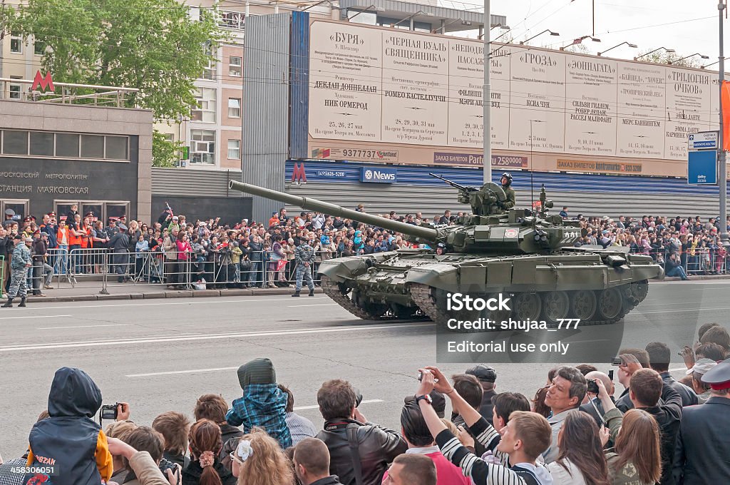 Esercito russo T-90A canotta visualizzati durante la parata per le festività - Foto stock royalty-free di Carro armato