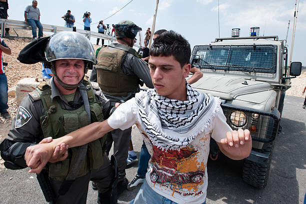Palestinos Detenidos Por Soldados Israelíes Foto de stock y más banco de  imágenes de 4x4 - 4x4, Armamento, Cisjordania - iStock