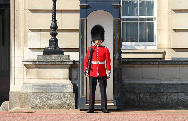guardsman fora do palácio de buckingham - london england honor guard british culture nobility - fotografias e filmes do acervo