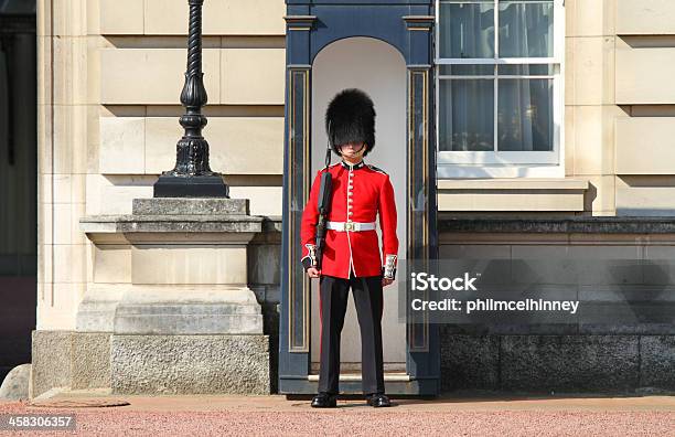 Guardsman Fora Palácio De Buckingham - Fotografias de stock e mais imagens de Guarda de Honra - Soldado - Guarda de Honra - Soldado, Soldado da Guarda, Palácio de Buckingham