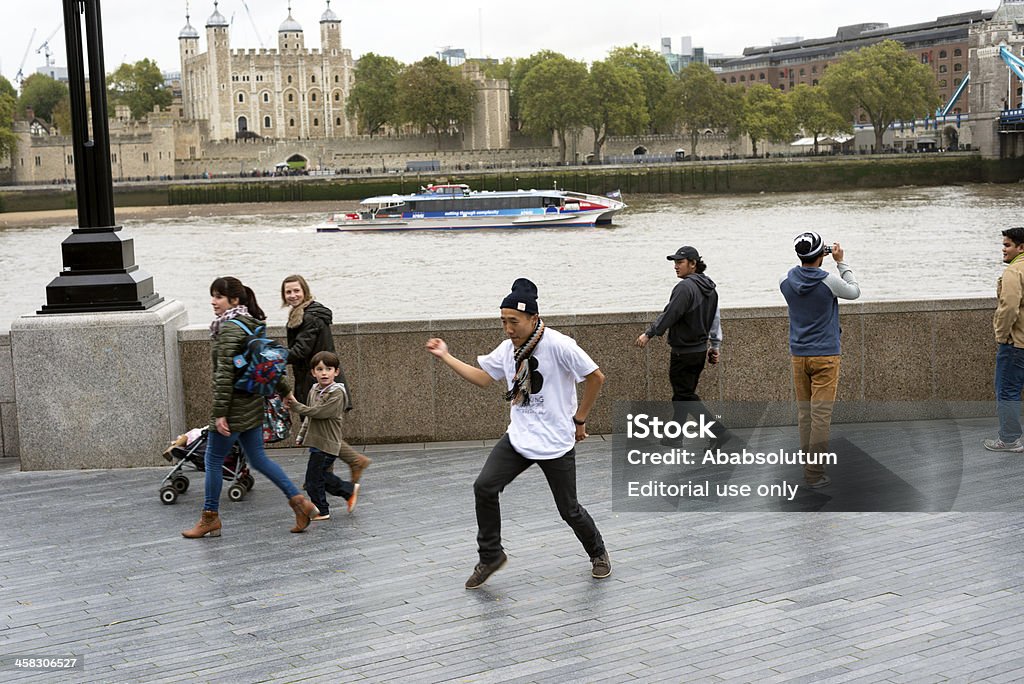 Artista di strada e la Torre di Londra, Regno Unito - Foto stock royalty-free di Tipo di danza