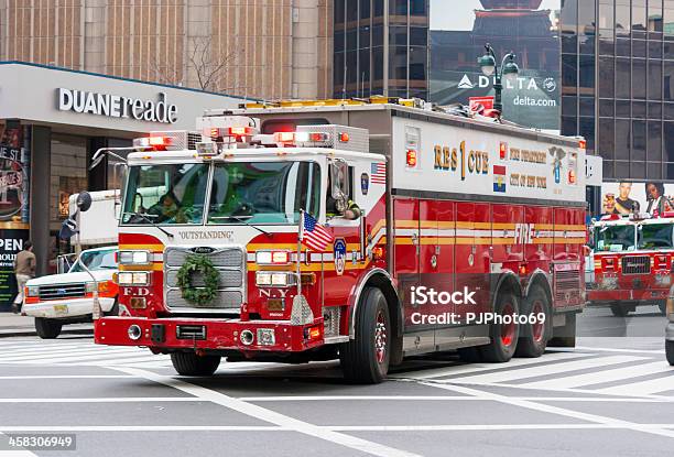 New Yorkcamion Dei Pompieri In Manhattan - Fotografie stock e altre immagini di Inverno - Inverno, Vigile del fuoco, Ambientazione esterna