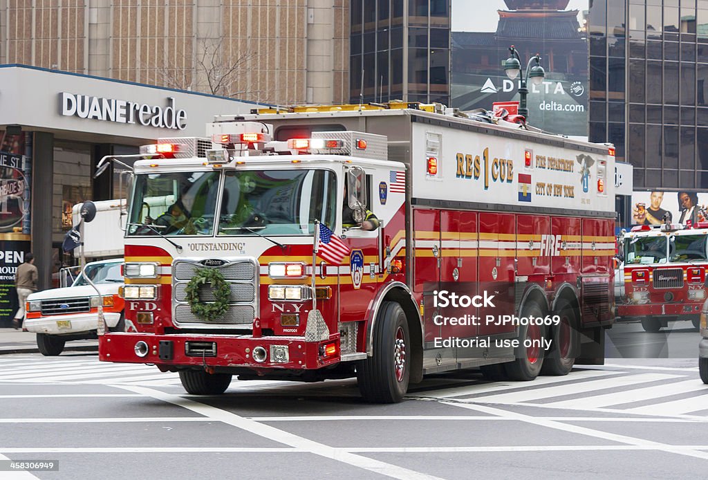 Нью-Йорк-пожарная машина на Манхэттен - Стоковые фото Зима роялти-фри