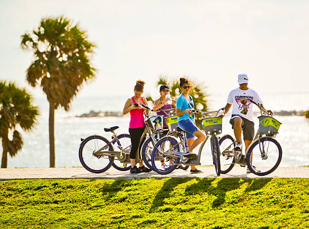 grupo de jovens ciclismo na praia - editorial horizontal cycling crowd imagens e fotografias de stock