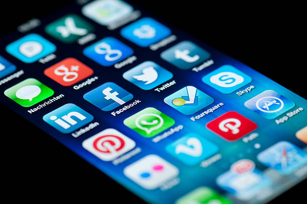 les médias sociaux apps sur apple iphone 5 - foursquare photos et images de collection
