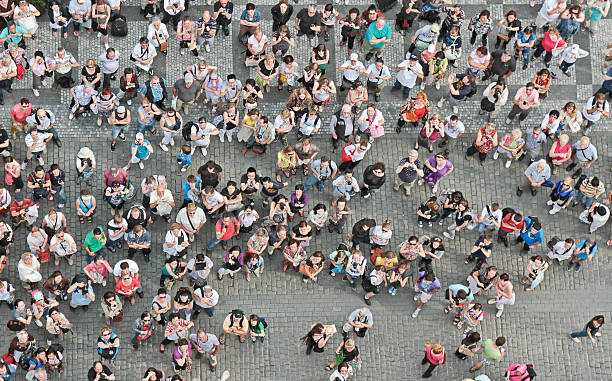 menge von menschen, blick nach oben - tourist day prague crowd stock-fotos und bilder