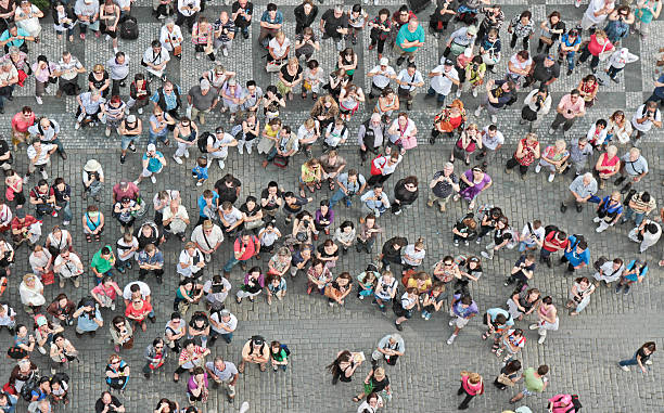 群衆の人々まで - tourist day prague crowd ストックフォトと画像