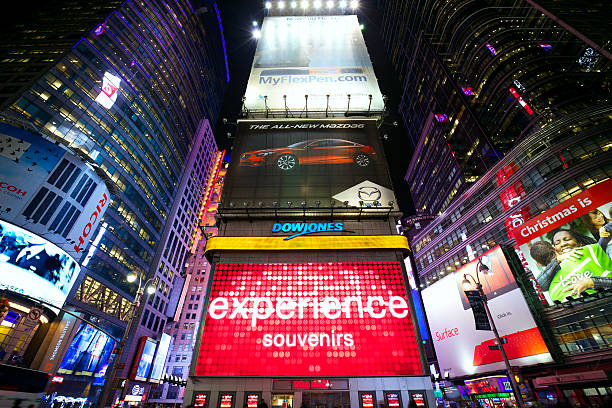 publicidad de times square - times square billboard street night fotografías e imágenes de stock