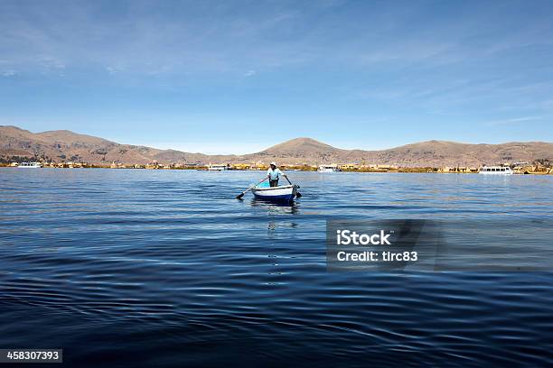 Peruanische Traditionellen Ruder Boot In Richtung Uros Island In Lake Titicaca Stockfoto und mehr Bilder von Peru