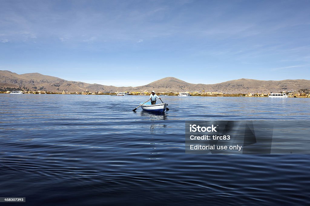 ペルーの地元に向かい漕ぎボートの湖チチカカウル文化の島 - ペルーのロイヤリティフリーストックフォト