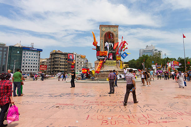 protestations en turquie - occupygezi photos et images de collection