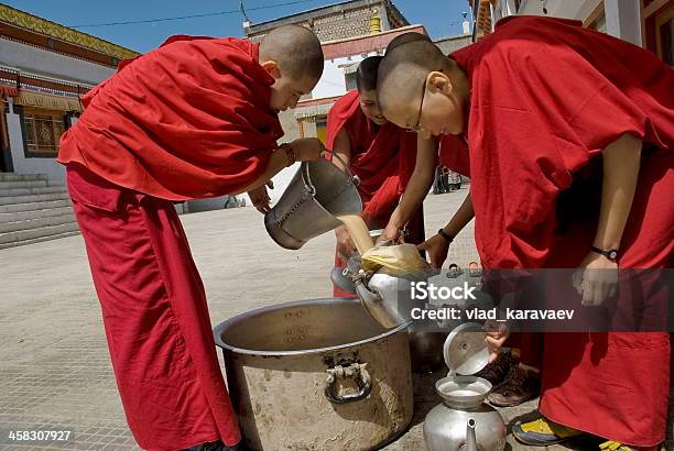 Foto de Budista Tibetano Freiras Despeje Em Puja Cerimônia Do Chá e mais fotos de stock de Asiático e indiano