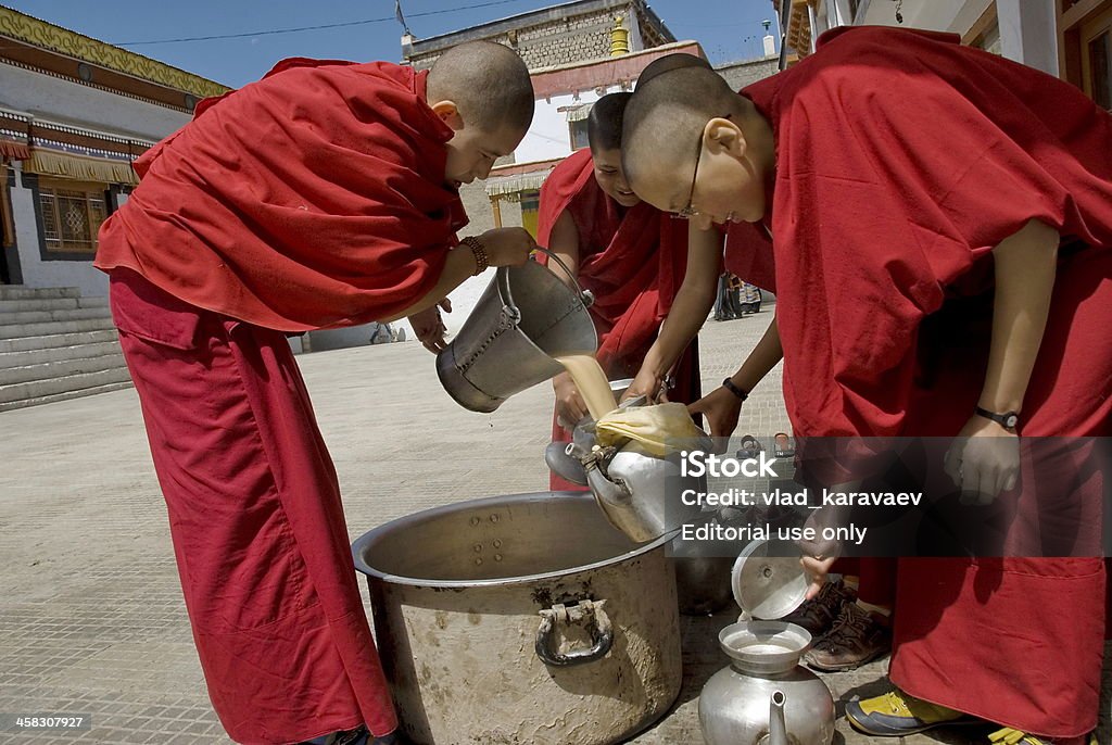 Буддийские nuns pour Тибетский чай в храмовый комплекс Пуджа Церемония. - Стоковые фото Азиатского и индийского происхождения роялти-фри