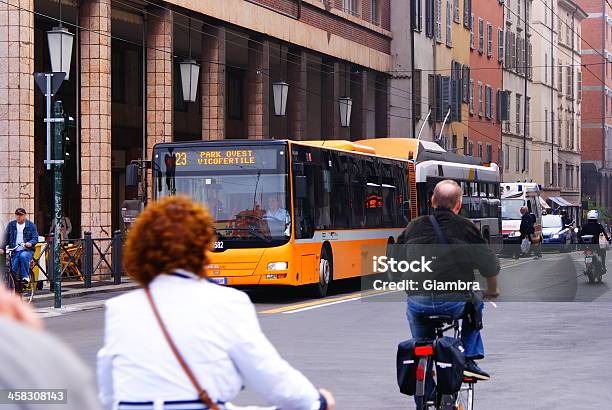 Camminare Intorno A Parma - Fotografie stock e altre immagini di Adulto - Adulto, Ambientazione esterna, Autobus