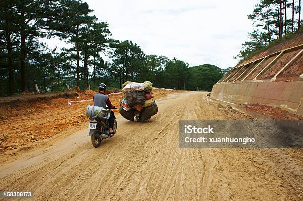 Foto de Motocicleta e mais fotos de stock de Adulto - Adulto, Atividade, Carregamento - Atividade