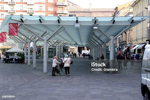 A Pasos De Alrededor De Parma Foto de stock y más banco de imágenes de Adulto - Adulto, Adulto joven, Aire libre