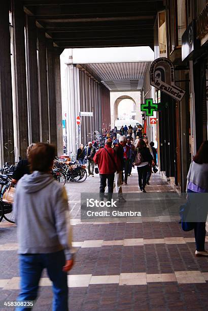 Camminare Intorno A Parma - Fotografie stock e altre immagini di 40° anniversario - 40° anniversario, Adulto, Ambientazione esterna