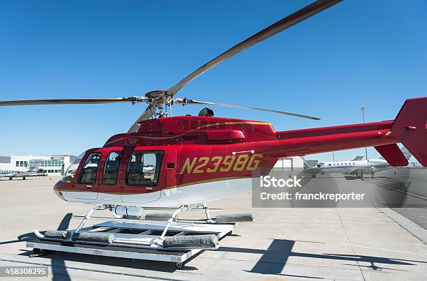 Helicóptero Estacionado En El Aeropuerto Internacional De San Francisco Foto de stock y más banco de imágenes de Aeropuerto