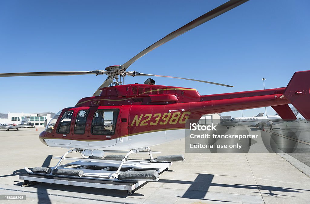 Helicóptero estacionados no Aeroporto Internacional de san francisco - Foto de stock de Aeroporto royalty-free