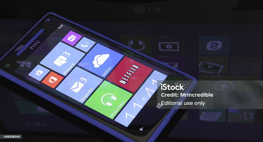 Le Windows Phone 8 avec réflexion WNDWs huit - Photo de Communication sans fil libre de droits