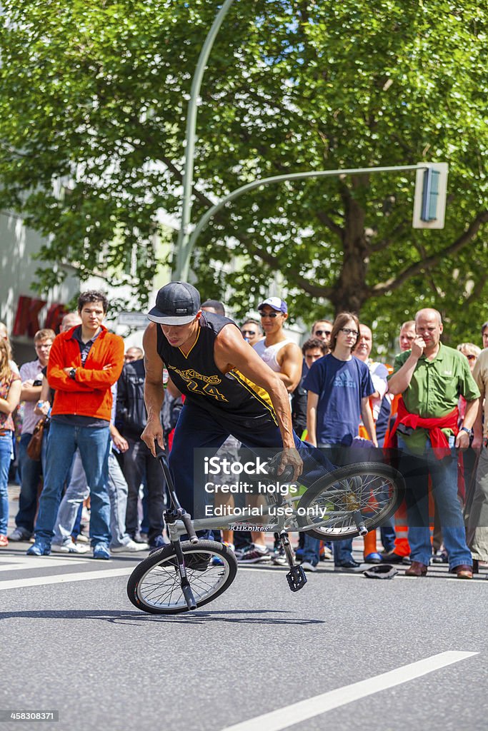 Stunt bicicleta demonstração durante St Christopher Street Day, Berlim - Foto de stock de Alemanha royalty-free