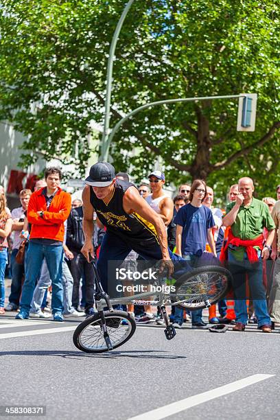 Foto de Stunt Bicicleta Demonstração Durante St Christopher Street Day Berlim e mais fotos de stock de Alemanha