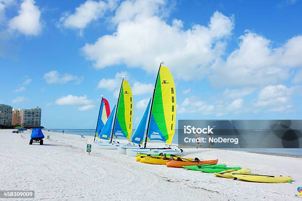 Hobie Catamarã Barcos À Vela Na Praia - Fotografias de stock e mais imagens de Adulto - Adulto, Ao Ar Livre, Areia