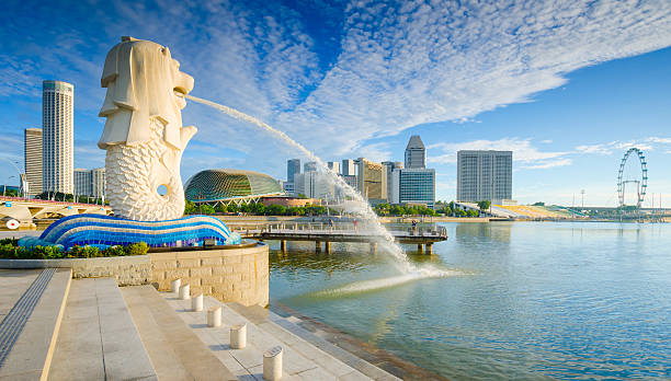 bela manhã de sol no parque merlion de singapura - marina bay sparse contemporary skyscraper imagens e fotografias de stock