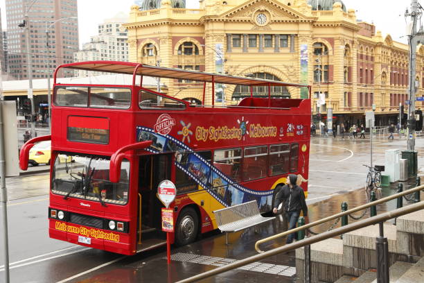 мельбурн туризма - winter melbourne open air bus tour bus стоковые фото и изображения