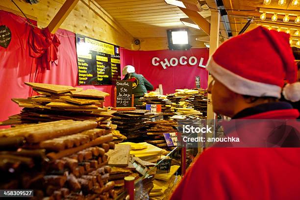크리스마스 시장 파리 남자 루킹 At 다양한 초콜릿 초콜릿에 대한 스톡 사진 및 기타 이미지 - 초콜릿, 크리스마스, 파리-일 드 프랑스