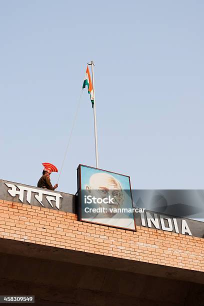 La India El Pakistán Frontera Foto de stock y más banco de imágenes de Adulto - Adulto, Azul, Bandera